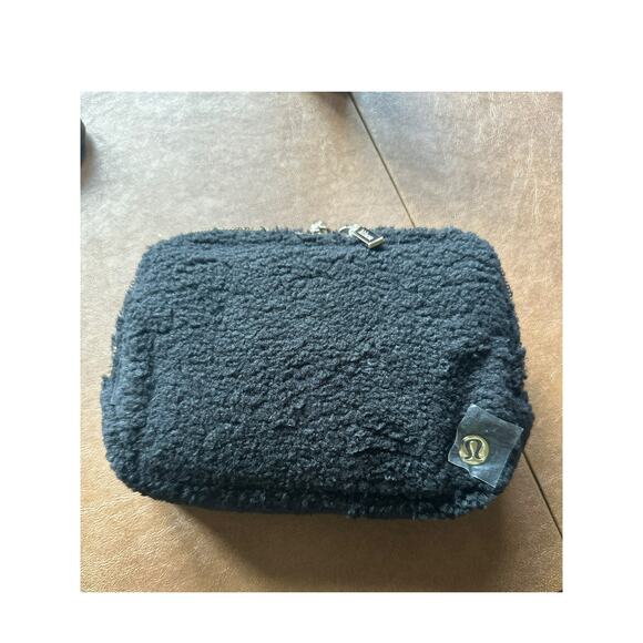 Lululemon Everywhere Belt Bag Large Black Sherpa Fleece NWT - Picture 1 of 9
